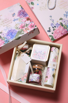 小禮盒里的春天 禮品花卉的藝術(shù)與情感表達(dá)